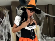 Morena con disfraz y lencería para Halloween