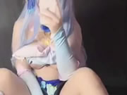 Linda chica se toma selfie metiendo los dedos en su coño